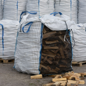 Bandved, torkat och eldningsklart ved i 1500-literssäckar