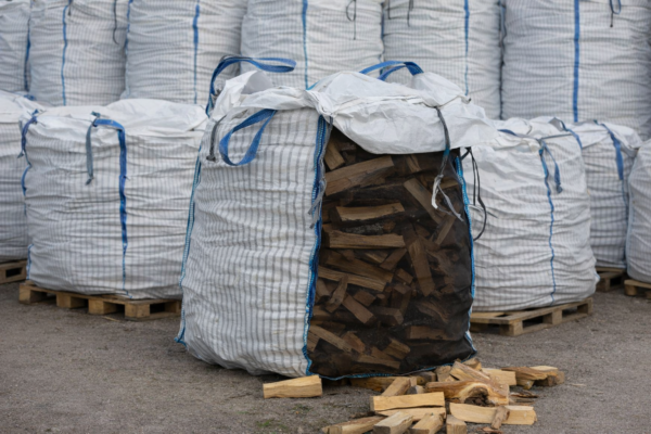 Bandved, torkat och eldningsklart ved i 1500-literssäckar